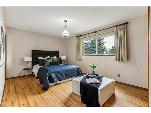 5348 La Salle Crescent Sw, Calgary, AB - Indoor Photo Showing Bedroom