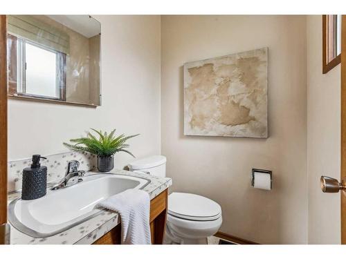 5348 La Salle Crescent Sw, Calgary, AB - Indoor Photo Showing Bathroom