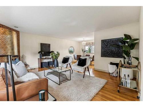 5348 La Salle Crescent Sw, Calgary, AB - Indoor Photo Showing Living Room