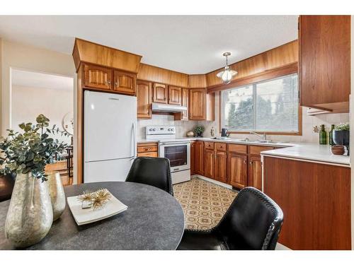 5348 La Salle Crescent Sw, Calgary, AB - Indoor Photo Showing Kitchen