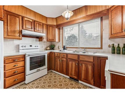 5348 La Salle Crescent Sw, Calgary, AB - Indoor Photo Showing Kitchen With Double Sink