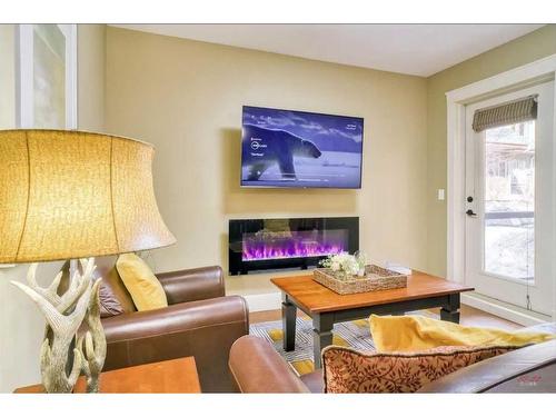 111-191 Kananaskis Way, Canmore, AB - Indoor Photo Showing Living Room