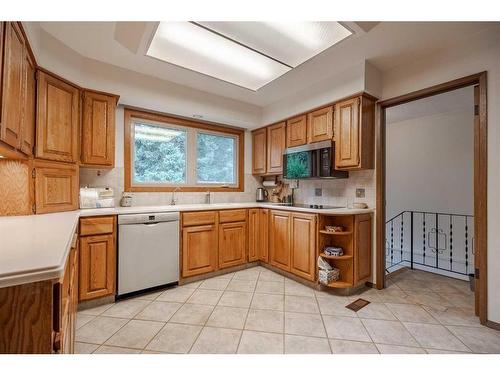 443 Wilderness Drive Se, Calgary, AB - Indoor Photo Showing Kitchen