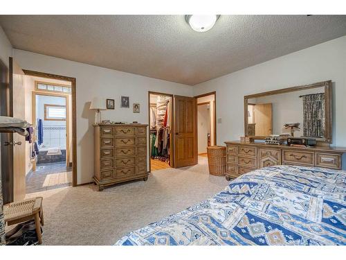 443 Wilderness Drive Se, Calgary, AB - Indoor Photo Showing Bedroom