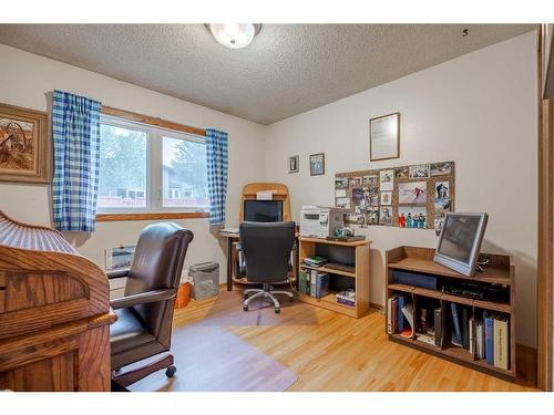 443 Wilderness Drive Se, Calgary, AB - Indoor Photo Showing Other Room