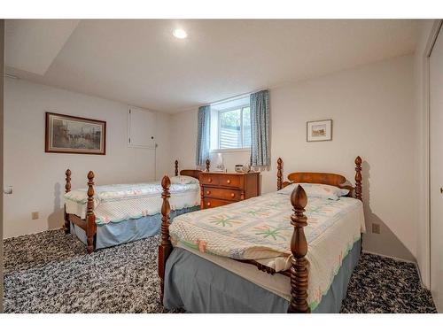 443 Wilderness Drive Se, Calgary, AB - Indoor Photo Showing Bedroom