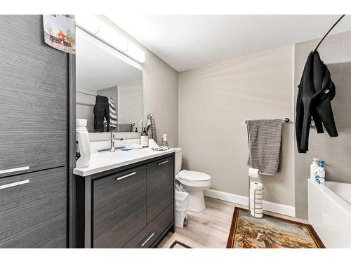 605-2200 Woodview Drive Sw, Calgary, AB - Indoor Photo Showing Bathroom