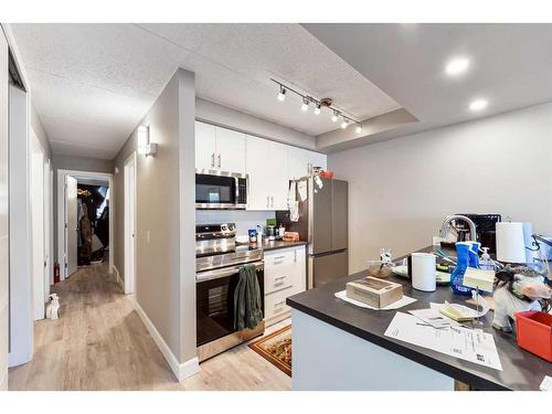 605-2200 Woodview Drive Sw, Calgary, AB - Indoor Photo Showing Kitchen