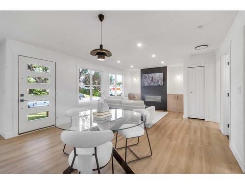 967 Bracewood Rise Sw, Calgary, AB - Indoor Photo Showing Living Room