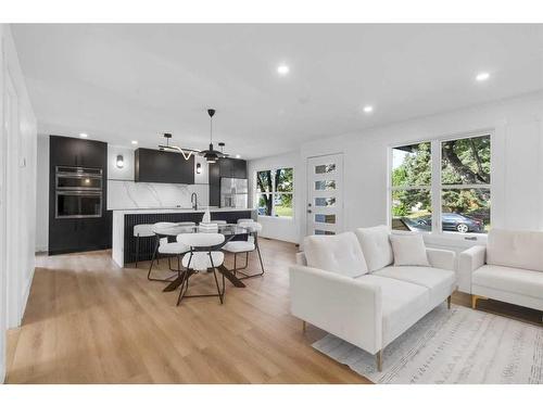 967 Bracewood Rise Sw, Calgary, AB - Indoor Photo Showing Living Room