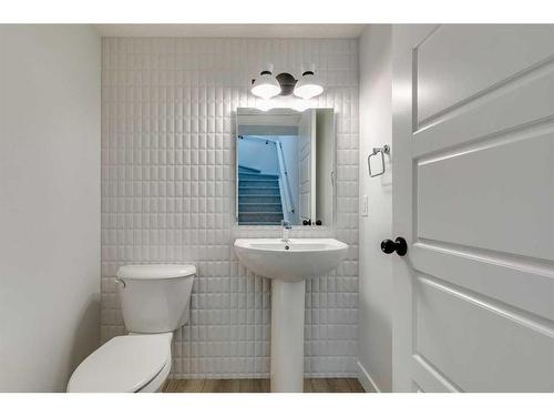 570 Wolf Willow Boulevard Se, Calgary, AB - Indoor Photo Showing Bathroom