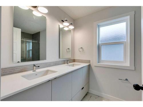 570 Wolf Willow Boulevard Se, Calgary, AB - Indoor Photo Showing Bathroom