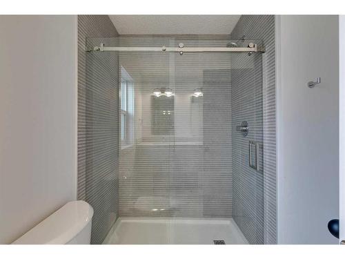 570 Wolf Willow Boulevard Se, Calgary, AB - Indoor Photo Showing Bathroom