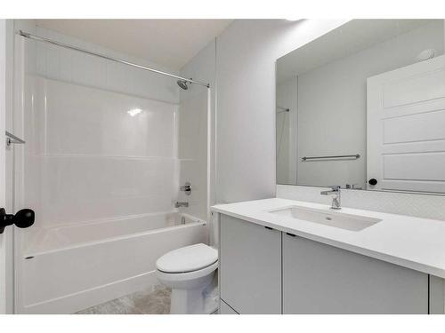 570 Wolf Willow Boulevard Se, Calgary, AB - Indoor Photo Showing Bathroom