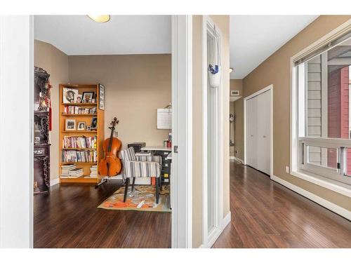 529-4303 1 Street Ne, Calgary, AB - Indoor Photo Showing Other Room