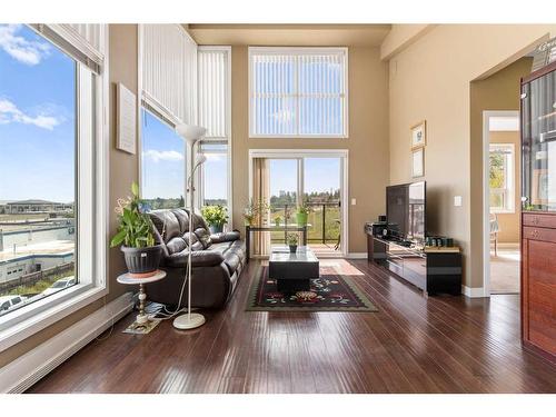 529-4303 1 Street Ne, Calgary, AB - Indoor Photo Showing Living Room