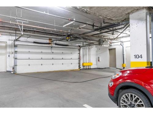 529-4303 1 Street Ne, Calgary, AB - Indoor Photo Showing Garage