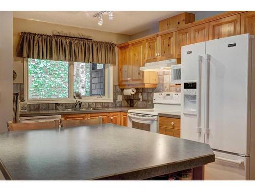 1-137 Stonecreek Road, Canmore, AB - Indoor Photo Showing Kitchen