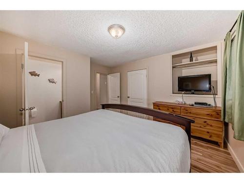 4509 49 Street, Sylvan Lake, AB - Indoor Photo Showing Bedroom