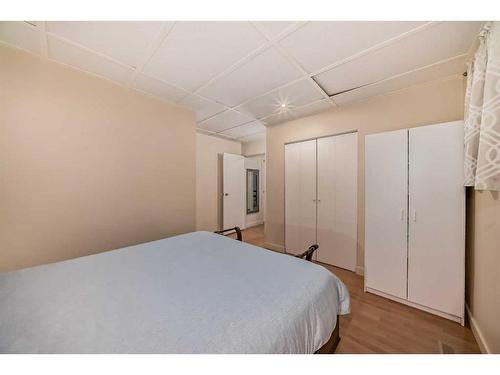 4509 49 Street, Sylvan Lake, AB - Indoor Photo Showing Bedroom