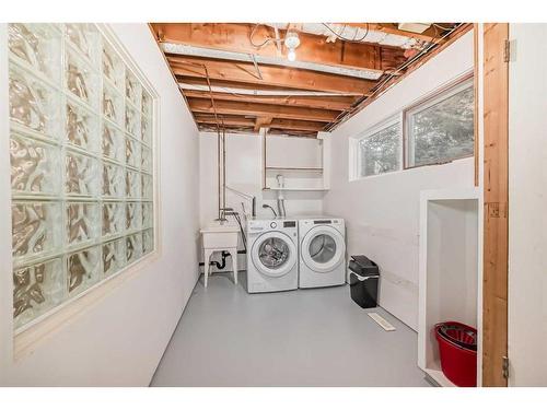 4509 49 Street, Sylvan Lake, AB - Indoor Photo Showing Laundry Room