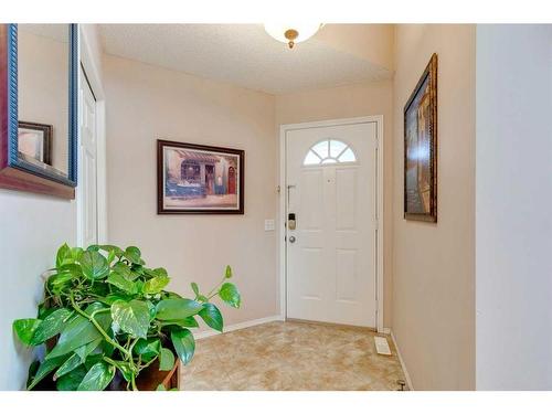 199 Somerglen Road Sw, Calgary, AB - Indoor Photo Showing Other Room