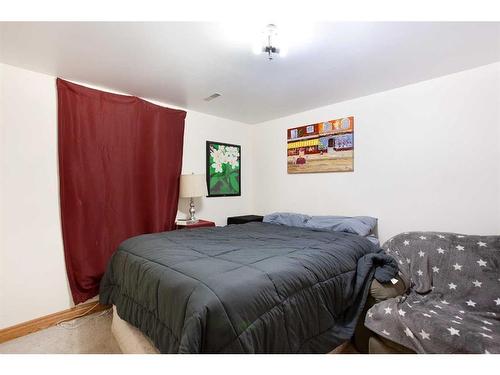 744 Hunterston Crescent Nw, Calgary, AB - Indoor Photo Showing Bedroom