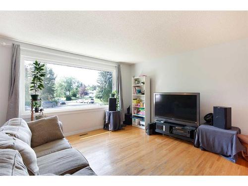 744 Hunterston Crescent Nw, Calgary, AB - Indoor Photo Showing Living Room