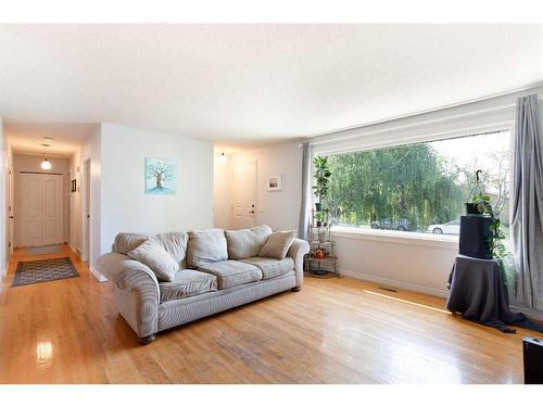 744 Hunterston Crescent Nw, Calgary, AB - Indoor Photo Showing Living Room