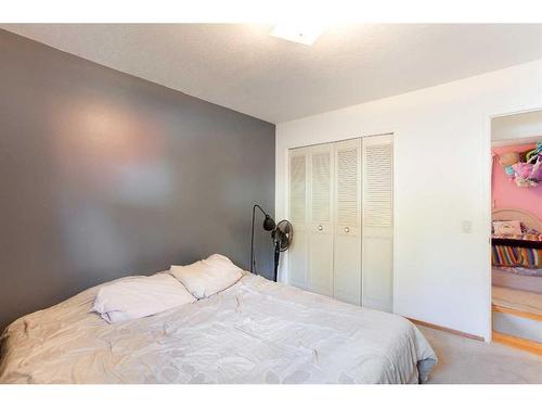 744 Hunterston Crescent Nw, Calgary, AB - Indoor Photo Showing Bedroom