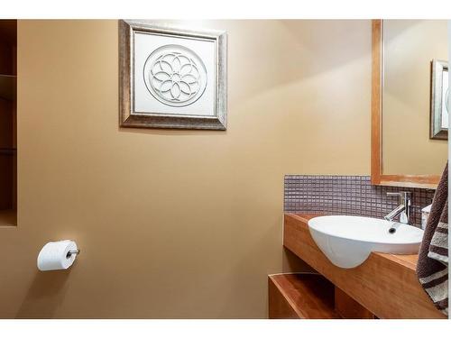 2016 8 Avenue Nw, Calgary, AB - Indoor Photo Showing Bathroom