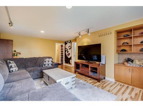 2016 8 Avenue Nw, Calgary, AB - Indoor Photo Showing Living Room