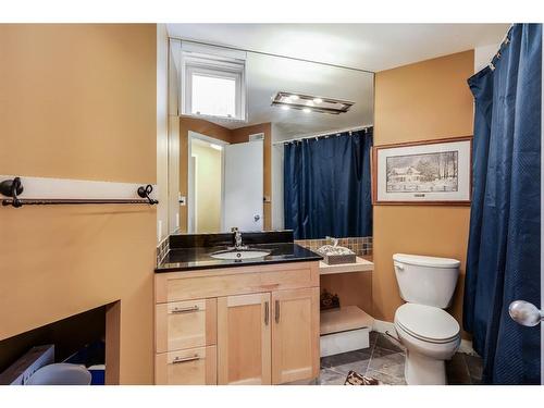 2016 8 Avenue Nw, Calgary, AB - Indoor Photo Showing Bathroom