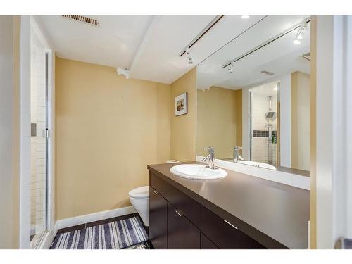 2016 8 Avenue Nw, Calgary, AB - Indoor Photo Showing Bathroom