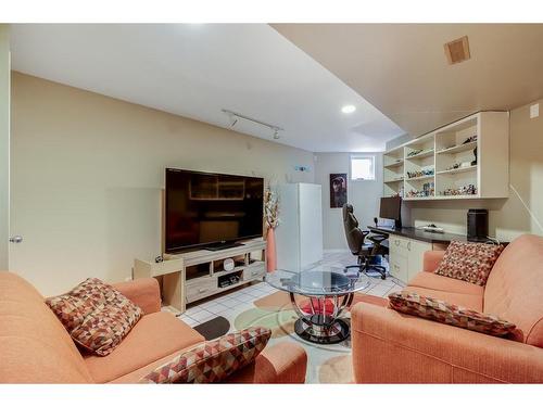 2016 8 Avenue Nw, Calgary, AB - Indoor Photo Showing Living Room