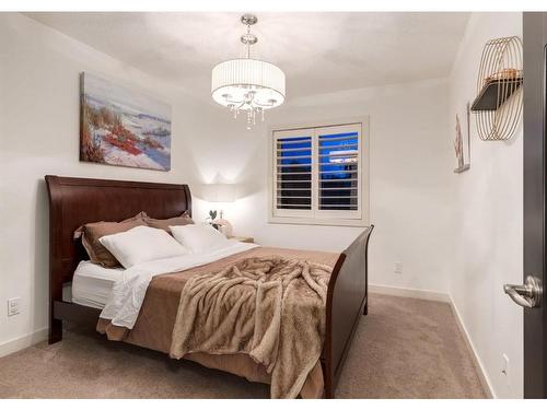 3039 27 Street Sw, Calgary, AB - Indoor Photo Showing Bedroom