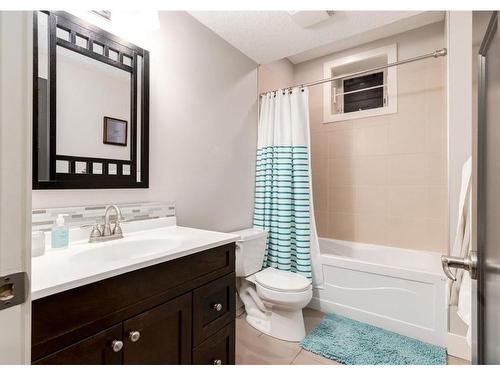 3039 27 Street Sw, Calgary, AB - Indoor Photo Showing Bathroom