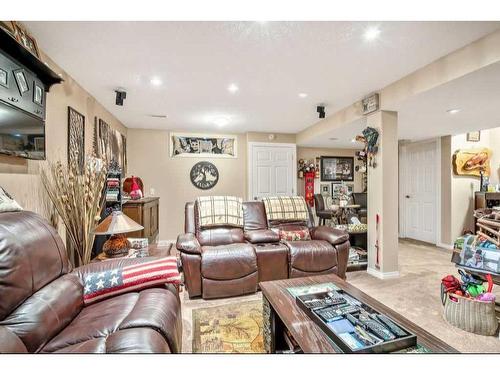 119 Anaheim Circle Ne, Calgary, AB - Indoor Photo Showing Living Room