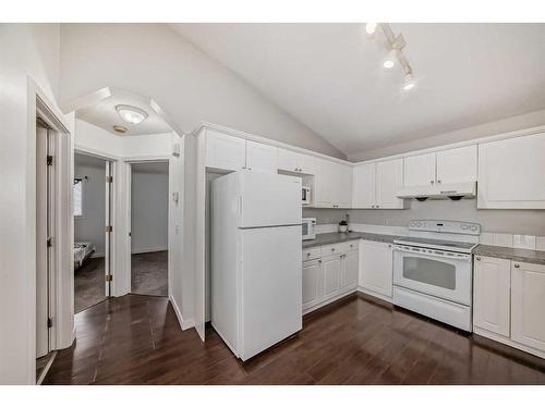 355 Coventry Road Ne, Calgary, AB - Indoor Photo Showing Kitchen