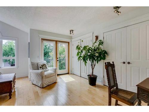 2306 24 Avenue Sw, Calgary, AB - Indoor Photo Showing Living Room