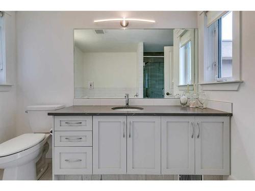 2306 24 Avenue Sw, Calgary, AB - Indoor Photo Showing Bathroom