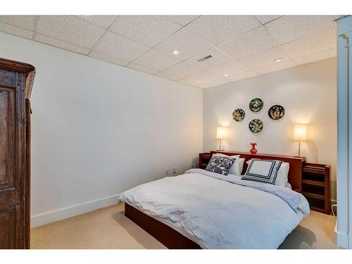 2306 24 Avenue Sw, Calgary, AB - Indoor Photo Showing Bedroom