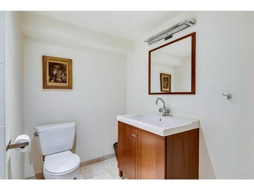 2306 24 Avenue Sw, Calgary, AB - Indoor Photo Showing Bathroom