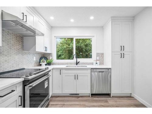 9836 Alcott Road Se, Calgary, AB - Indoor Photo Showing Kitchen With Upgraded Kitchen