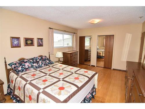 620 104 Avenue Sw, Calgary, AB - Indoor Photo Showing Bedroom