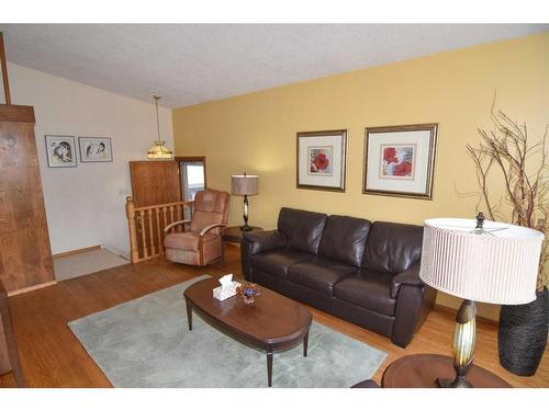 620 104 Avenue Sw, Calgary, AB - Indoor Photo Showing Living Room