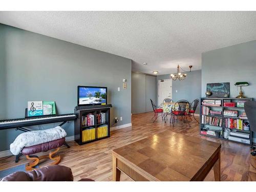 1001-924 14 Avenue Sw, Calgary, AB - Indoor Photo Showing Living Room