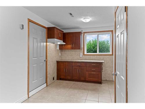 4008 Centre A Street Ne, Calgary, AB - Indoor Photo Showing Kitchen