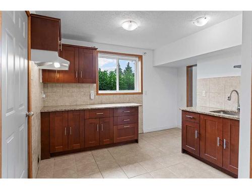 4008 Centre A Street Ne, Calgary, AB - Indoor Photo Showing Kitchen