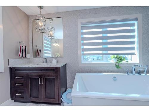 105 Carringvue Manor Nw, Calgary, AB - Indoor Photo Showing Bathroom